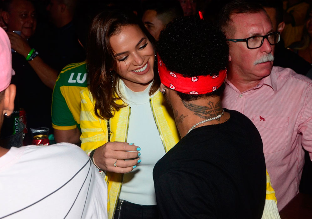 Neymar comemora vitória do Brasil juntinho de Marquezine