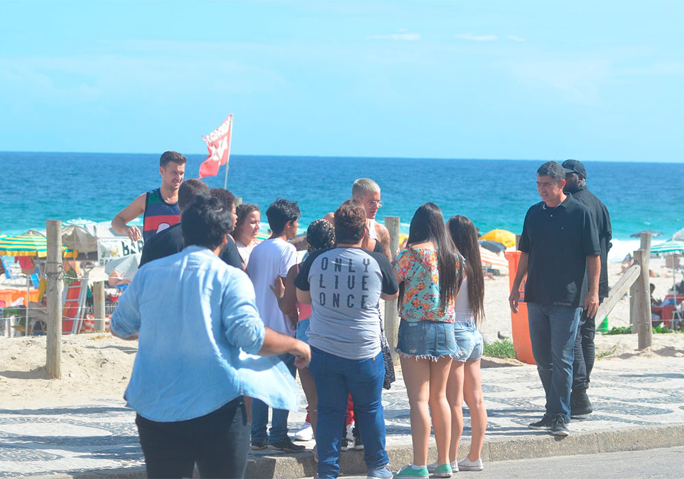 Bieber foi cercado por fãs na praia