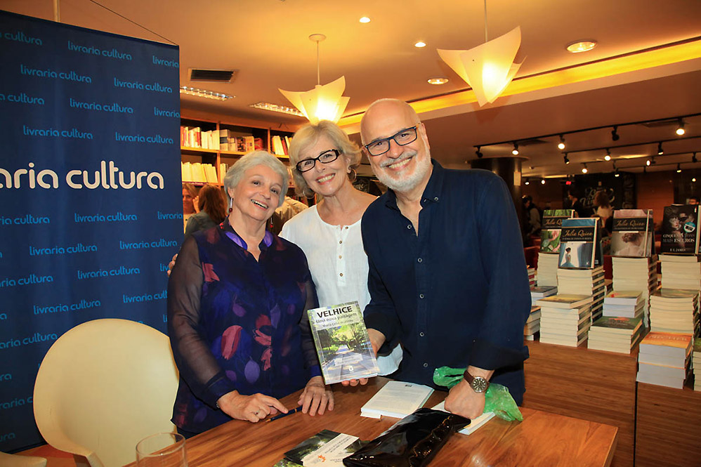 Regina Duarte e famosas vão a lançamento de livro