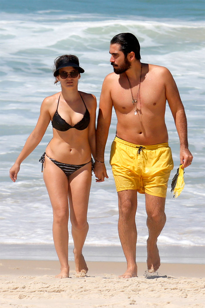 O casal curtindo a praia