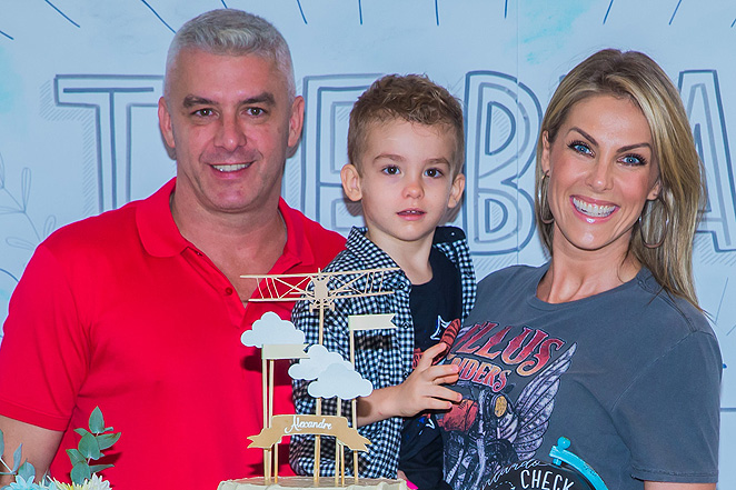 Ana Hickmann tem comemoração de aiversário em dobro