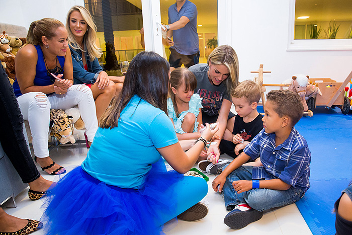 Ana Hickmann tem comemoração de aiversário em dobro