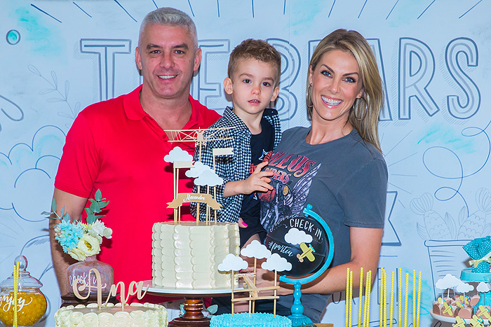 Ana Hickmann tem comemoração de aiversário em dobro