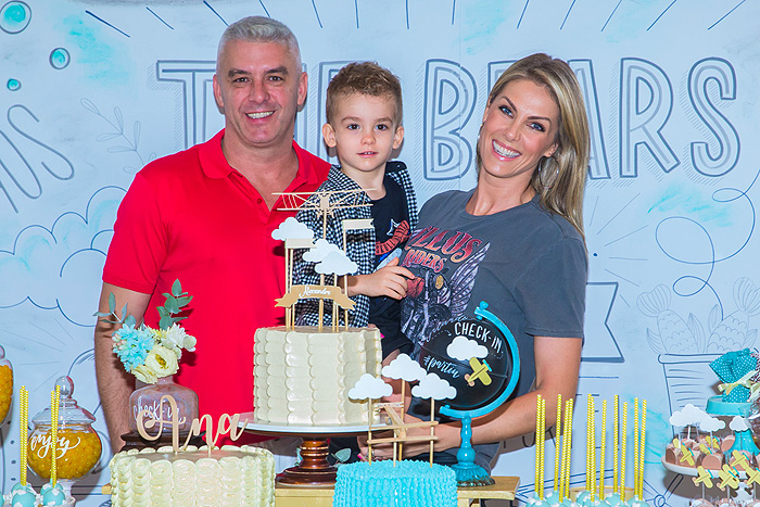 Ana Hickmann tem comemoração de aiversário em dobro