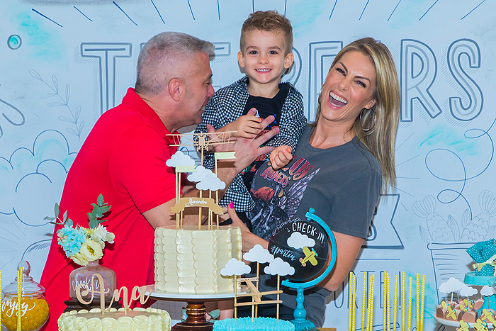 Ana Hickmann tem comemoração de aiversário em dobro