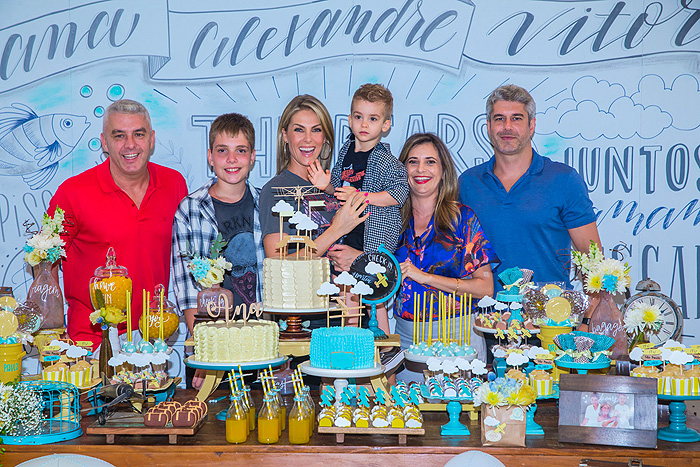 Ana Hickmann tem comemoração de aiversário em dobro