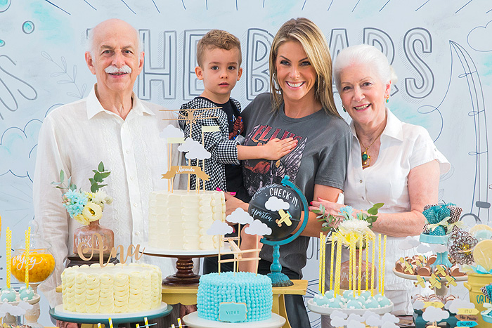 Ana Hickmann tem comemoração de aiversário em dobro