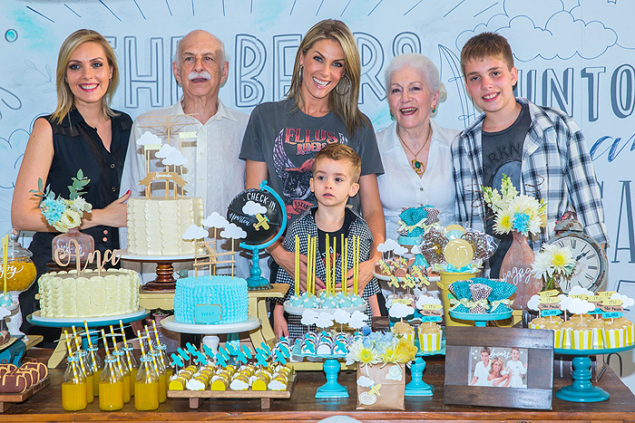 Ana Hickmann tem comemoração de aiversário em dobro