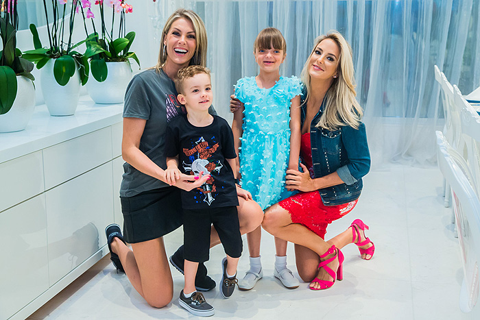 Ana Hickmann tem comemoração de aiversário em dobro