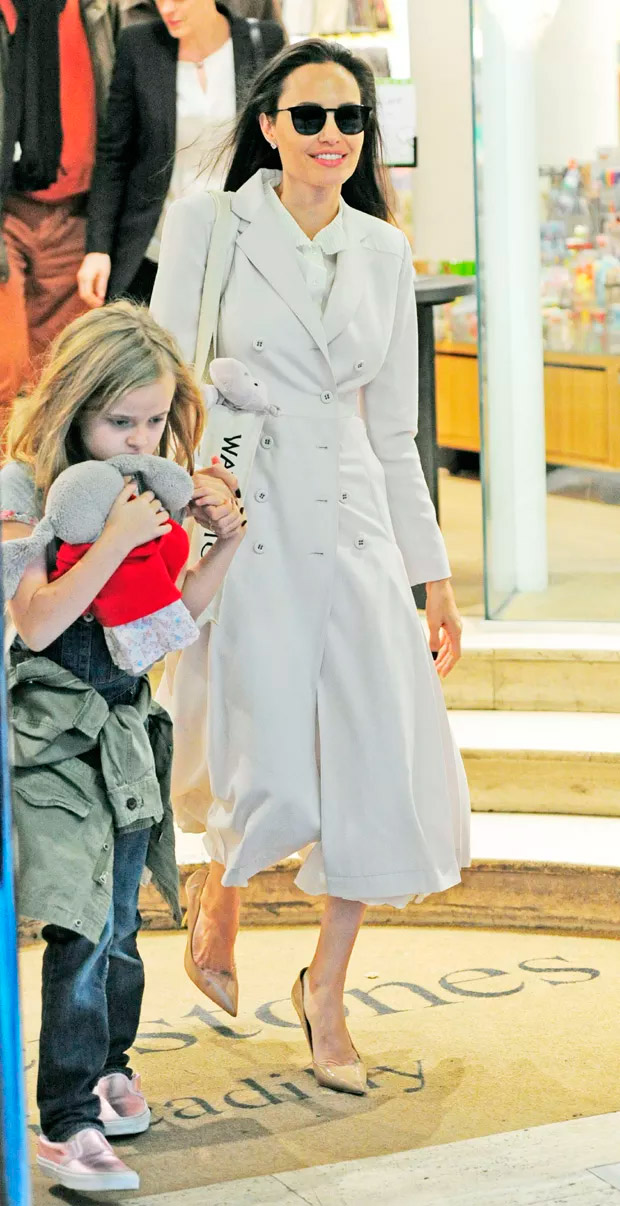 Chiquérrima, Angelina Jolie leva caçulas à livraria