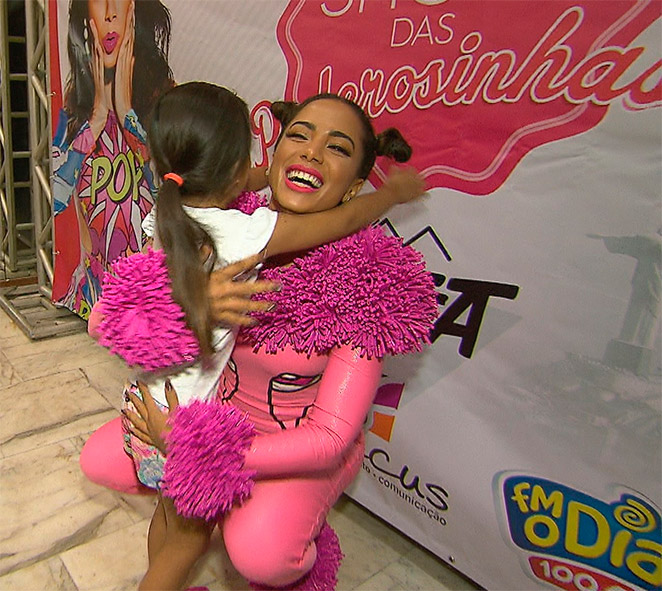 Anitta surpreende fã de seis anos no Domingo Show