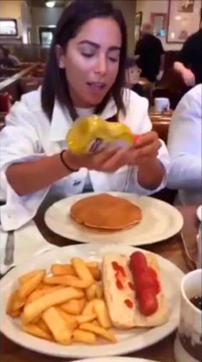 Anitta prova que é a rainha do junkie food