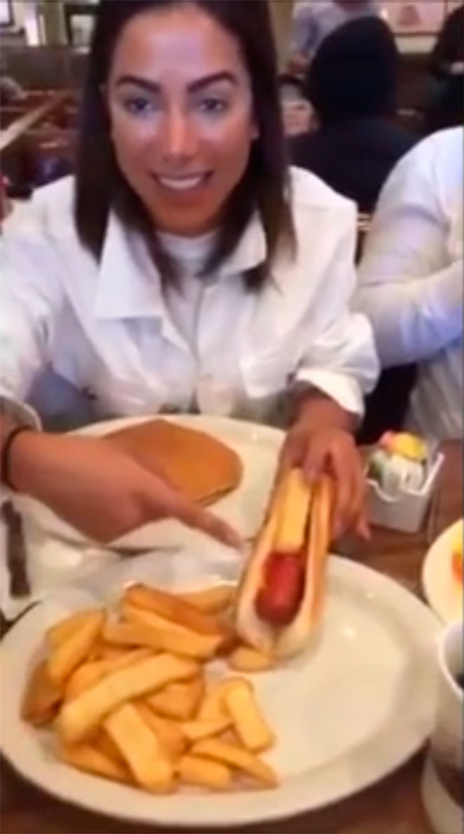 Anitta prova que é a rainha do junkie food