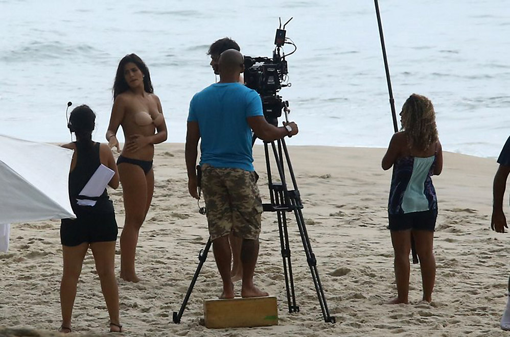 Antônia Moraes faz topless para gravar cena de novela