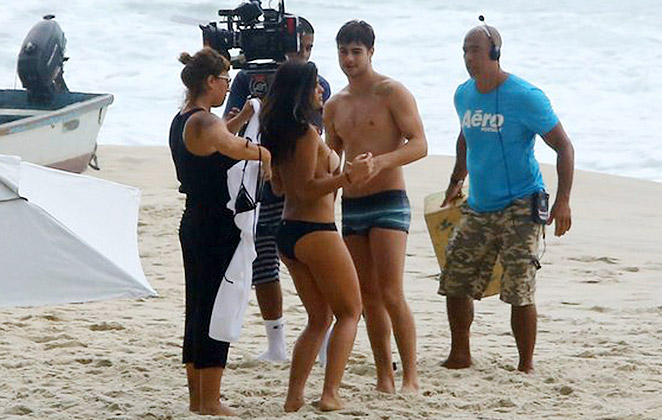 Antônia Moraes faz topless para gravar cena de novela