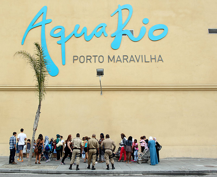 Dani Suzuki e famosos levam refugiados a Aquário no Rio