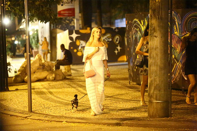 Bárbara Evans aposta em vestidão branco para passeio com pet