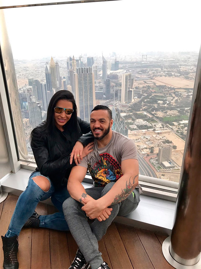 Gracyanne Barbosa e Belo posam em clima romântico, em Dubai