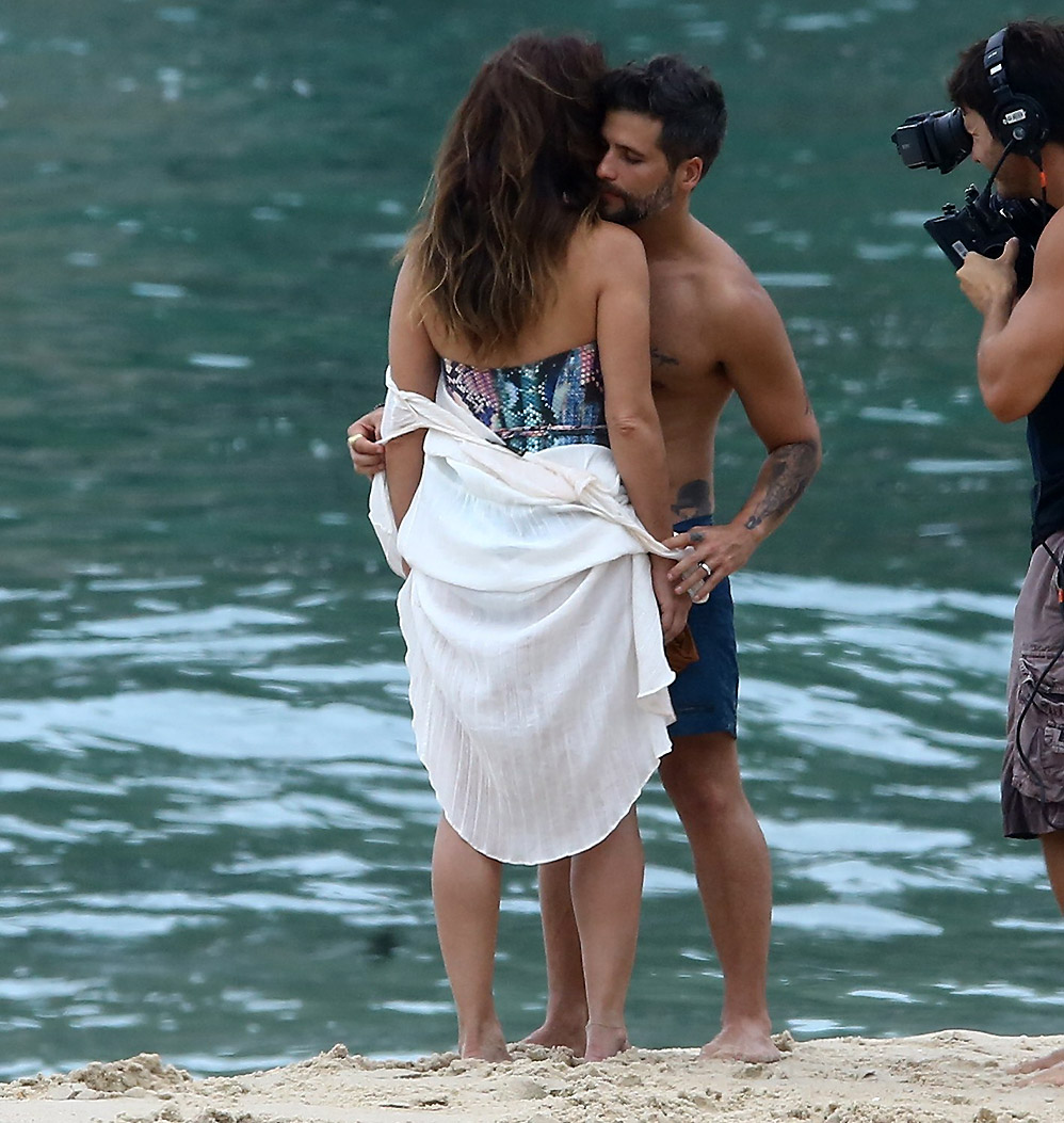 Bruno Gagliasso e Antonelli gravam cenas românticas na praia