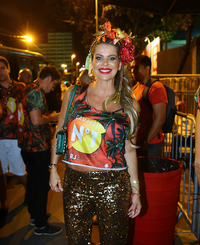 Famosos agitam camarote N1 no Desfile das Campeãs do Rio