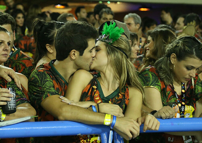 Famosos agitam camarote N1 no Desfile das Campeãs do Rio