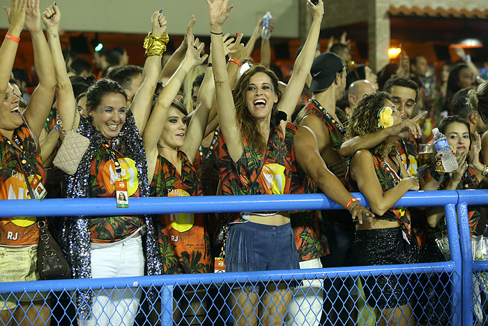 Famosos agitam camarote N1 no Desfile das Campeãs do Rio