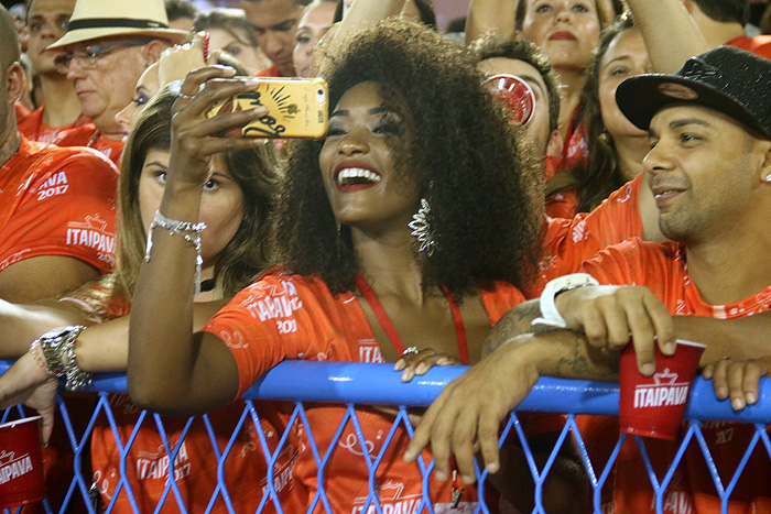 Camarote Itaipava atrai famosos no Desfile das Campeãs do RJ