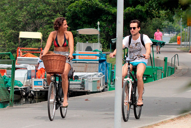 Camila Pitanga passeia de bike com namorado