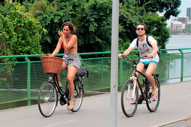 Camila Pitanga passeia de bike com namorado