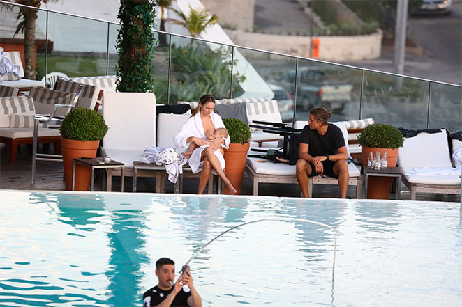 Candice Swanepoel posa em piscina de hotel carioca