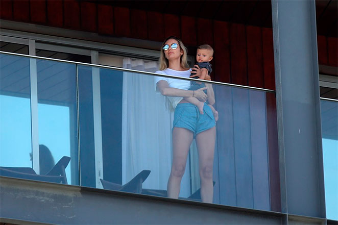 Candice Swanepoel exibe corpão com filho no colo