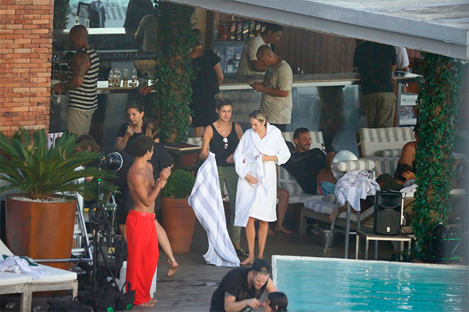 Candice Swanepoel posa em piscina de hotel carioca