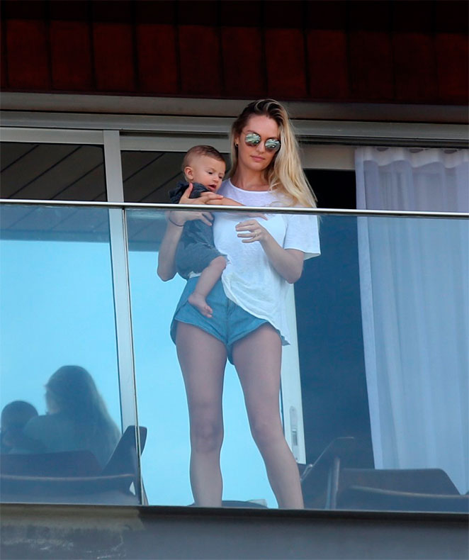 Candice Swanepoel exibe corpão com filho no colo