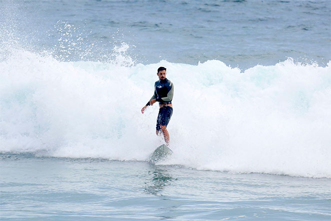 Cauã Reymond exibe manobras do surfe