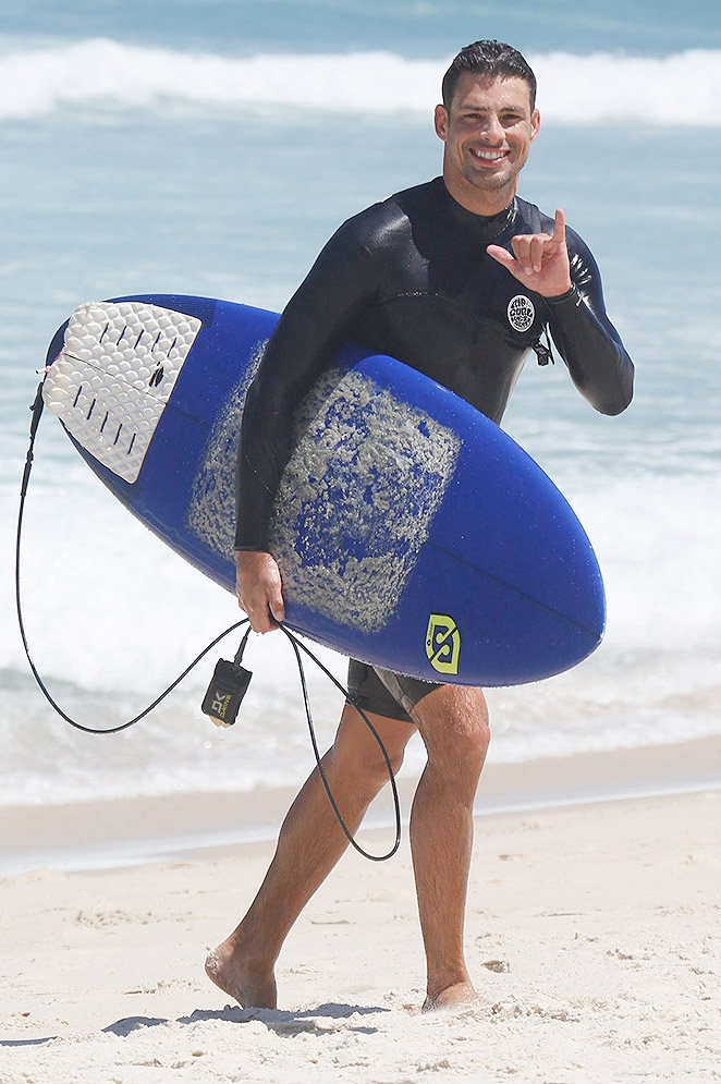 Cauã Reymond se joga no surfe 