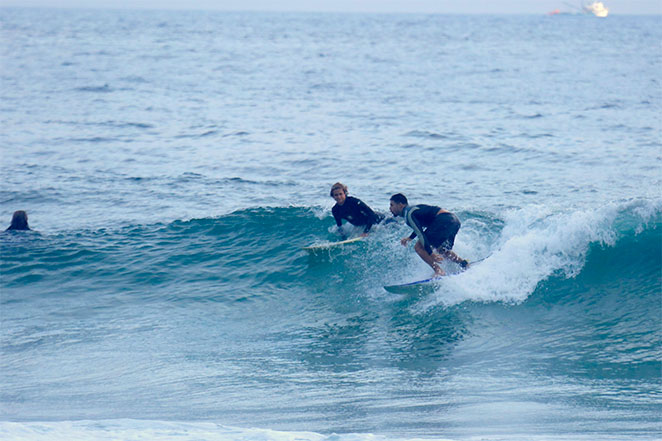 Cauã Reymond exibe manobras do surfe