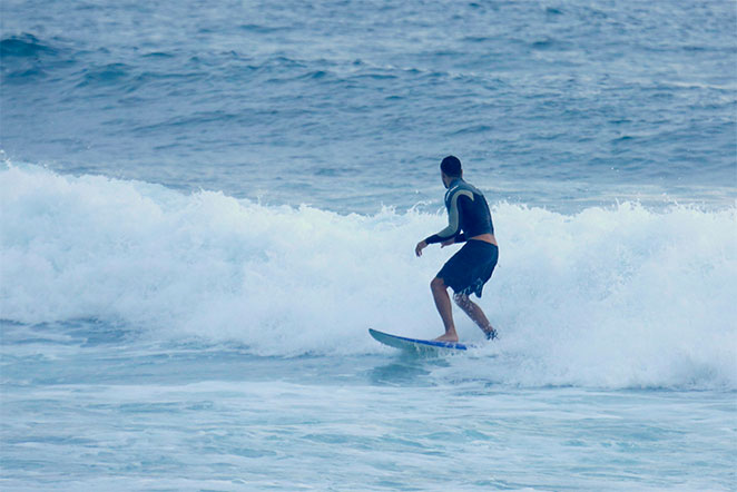 Cauã Reymond exibe manobras do surfe