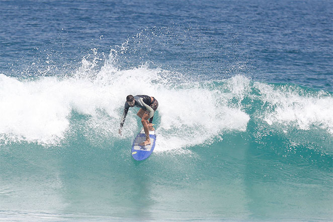 Cauã Reymond acena para fotógrafo após curtir o mar carioca