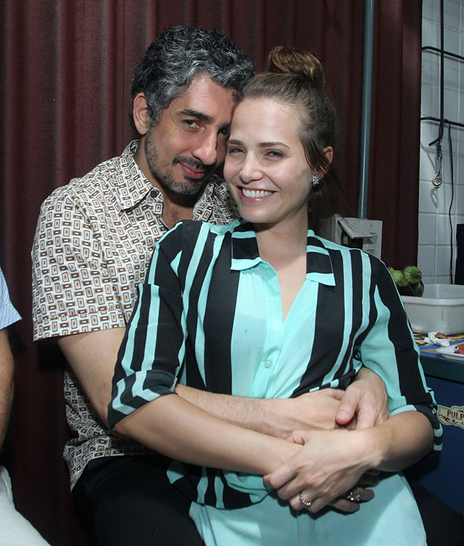 Letícia Colin e Maria João usam mesma blusa em festa