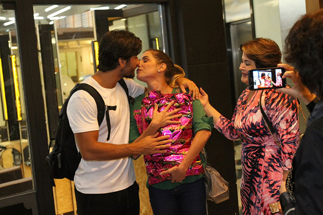 Deborah Secco troca beijos com o marido em teatro