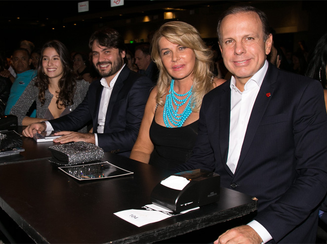 Paula Fernandes se apresenta com João Dória na plateia