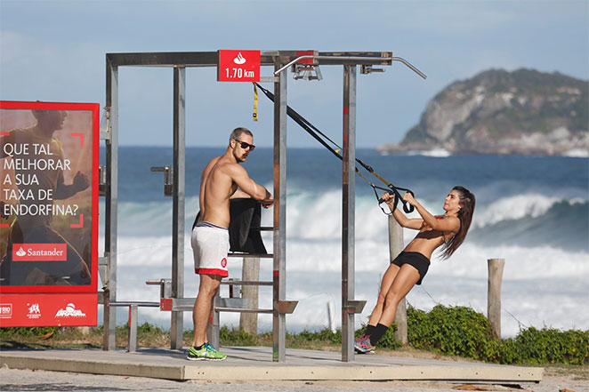 Emiliano D´Avila malha com a namorada na praia