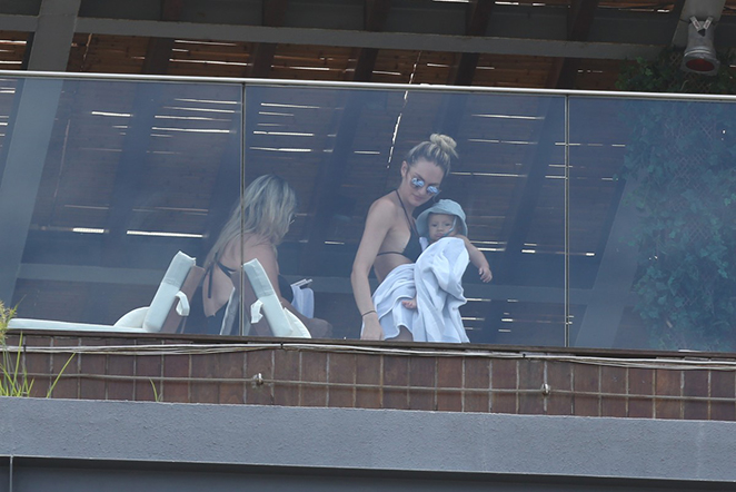 Candice Swanepoel ostenta o corpão em sacada de hotel
