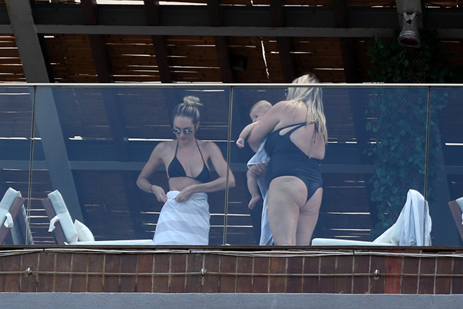 Candice Swanepoel ostenta o corpão em sacada de hotel