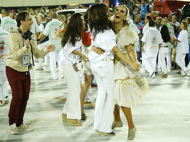 Fátima Bernardes vai à Sapucaí com as filhas