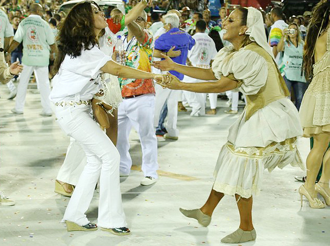 Fátima Bernardes vai à Sapucaí com as filhas