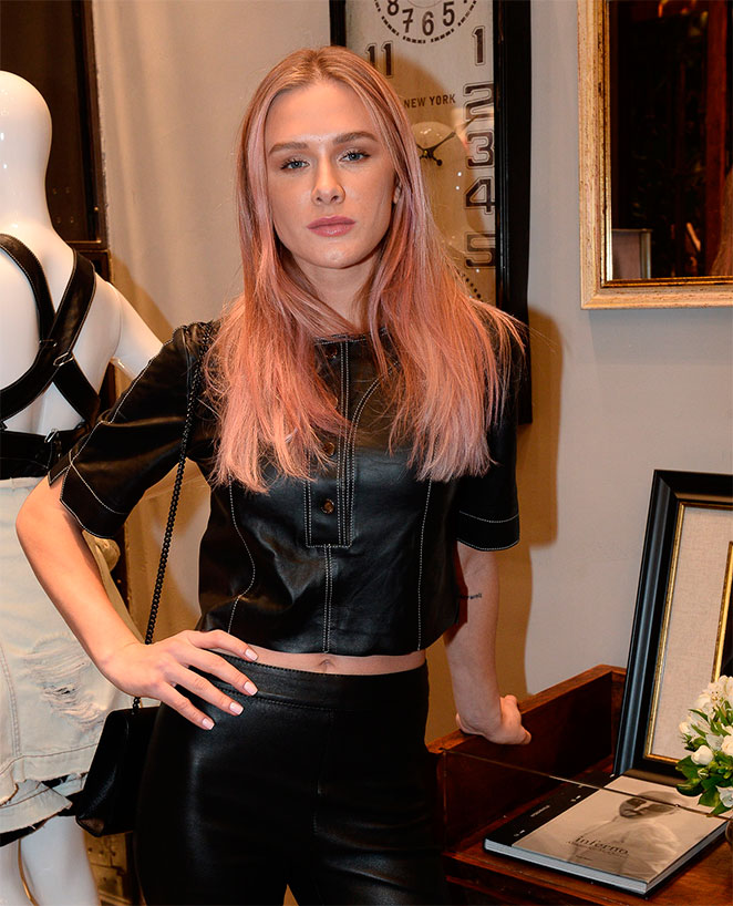De cabelos rosa, Fiorella Mattheis confere evento de moda