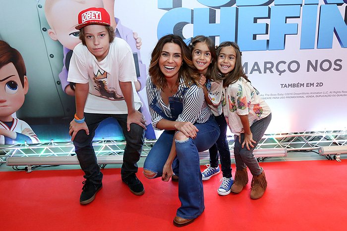 Giovanna Antonelli leva os filhos no cinema no Rio