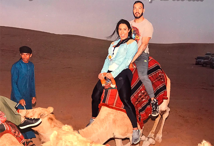 Gracyanne Barbosa e Belo passeiam de camelo em Dubai