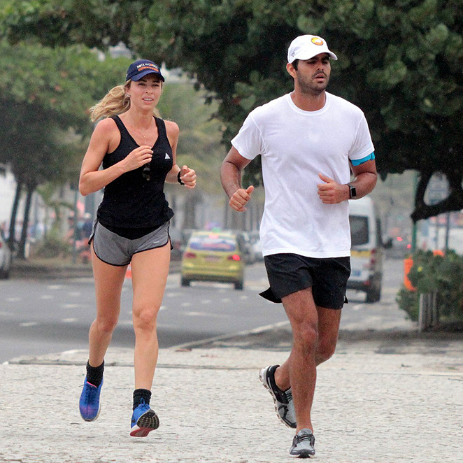 De shortinho, Grazi Massafera corre com o namorado